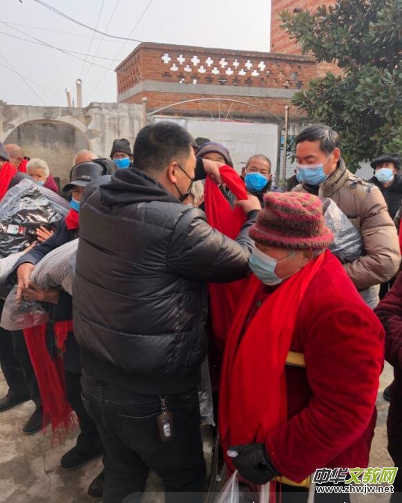 正念正心宗教學研究院執行院長張磊為家鄉孤寡老人捐贈衣物生活物品 正念正心宗教學研究院執行院長張磊為家鄉孤寡老人捐贈衣物生活物品