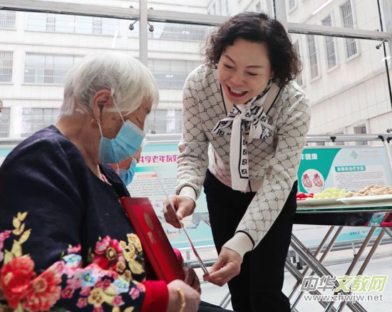鄭州市第九人民醫院:“敬老月”為長壽老人送去溫暖與關愛 鄭州市第九人民醫院:“敬老月”為長壽老人送去溫暖與關愛