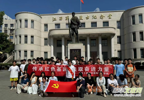 �ϲ����̌W(xu��)Ժ�_չ���ӛ��һ�ˡ� �����}�������(d��ng)